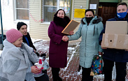 Ольга Борисова и Роман Нисанов поздравили и вручили подарки для проживающих в  доме-интернате "Приильменье"