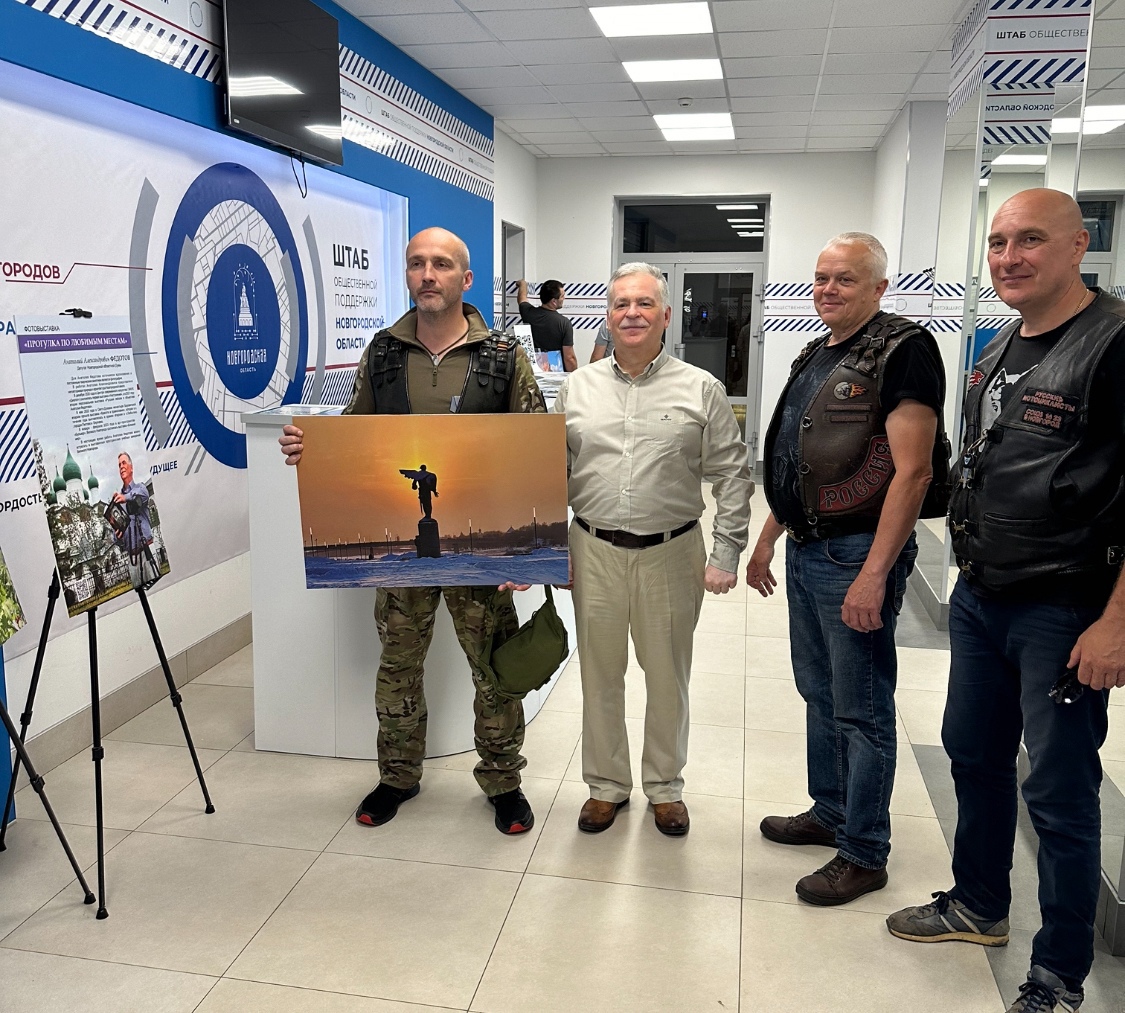 В Штабе общественной поддержки продолжает работу фотовыставка депутата Анатолия Федотова  