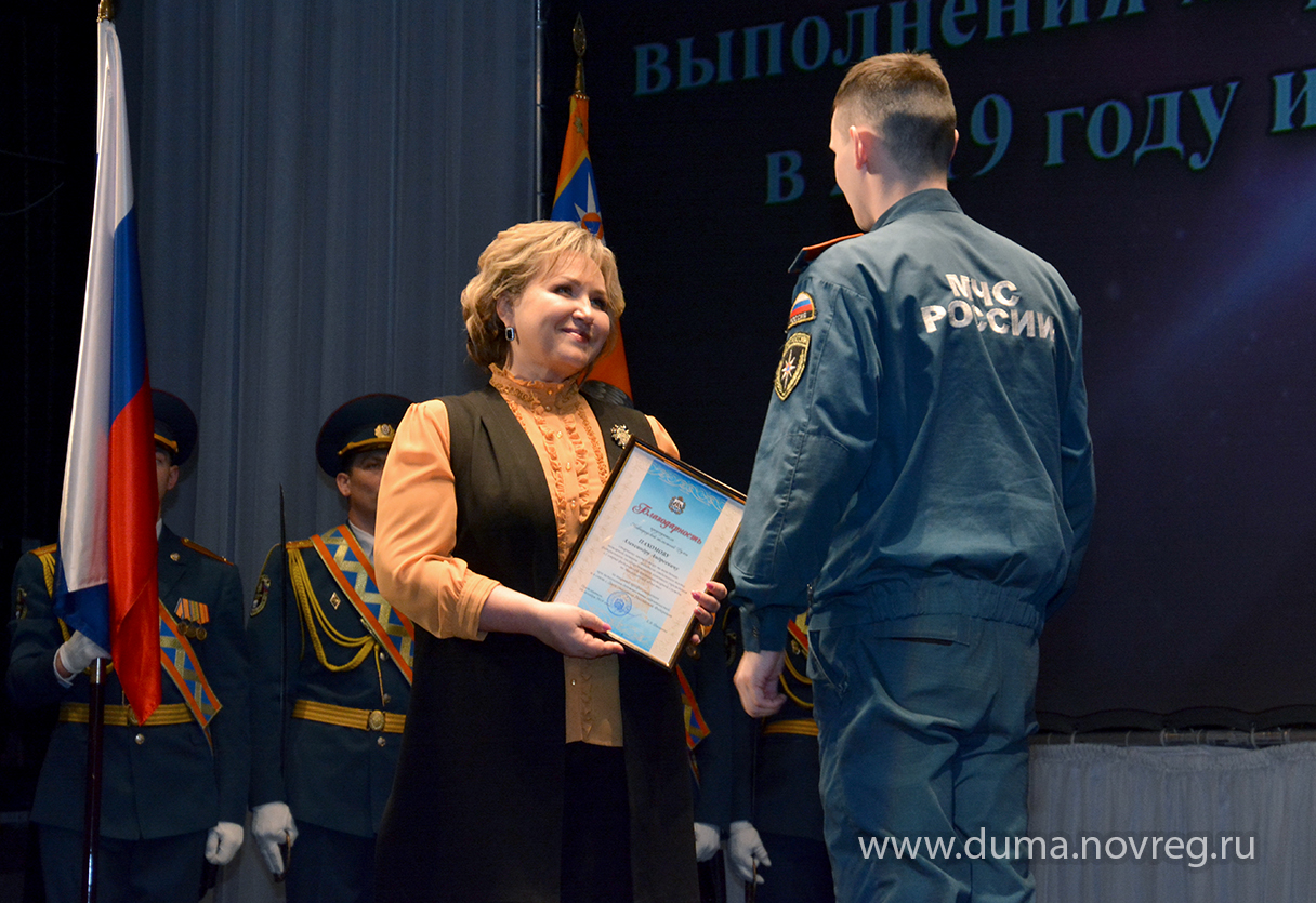 Елена Писарева поздравила новгородских спасателей с профессиональным праздником