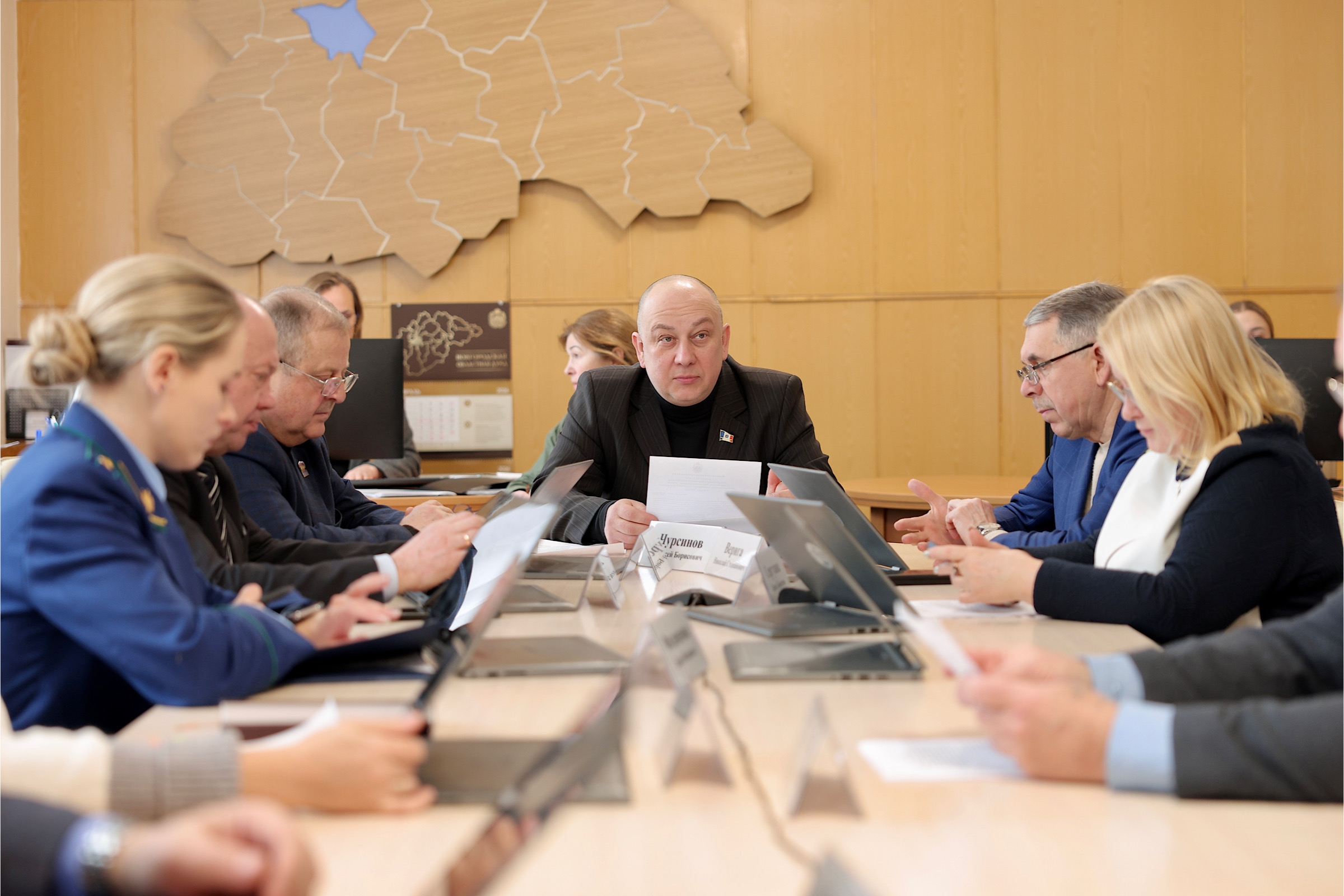 В преддверии очередного заседания Новгородской областной Думы комитеты продолжают работу