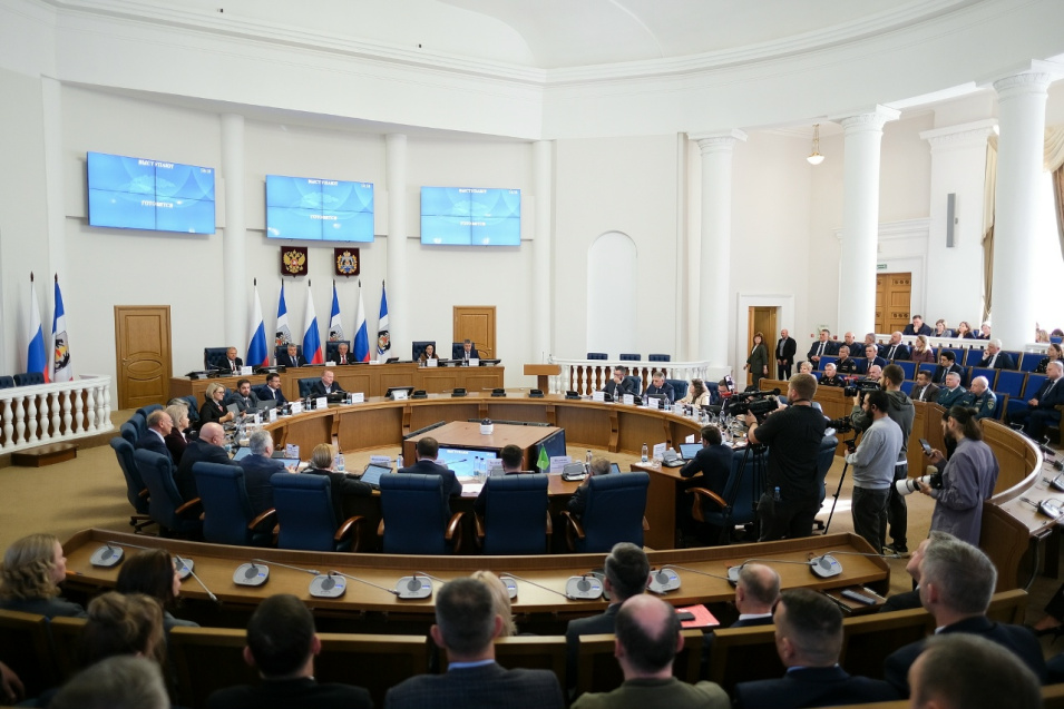 Депутатский корпус Новгородской областной Думы восьмого созыва обновился более чем на треть