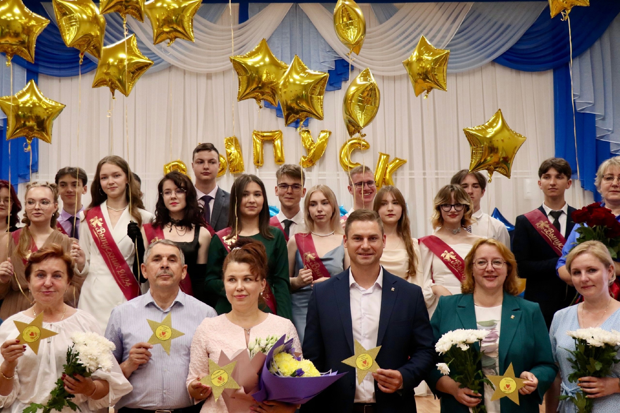 Депутаты поздравили новгородских выпускников с окончанием школы |  01.07.2024 | Великий Новгород - БезФормата