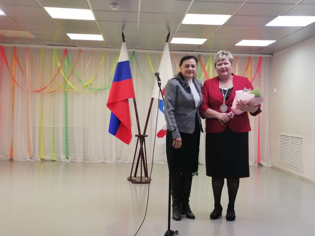 Заместитель председателя Новгородской областной Думы Ольга Борисова поздравила Елену Панину со вступлением в должность главы Поддорского района 