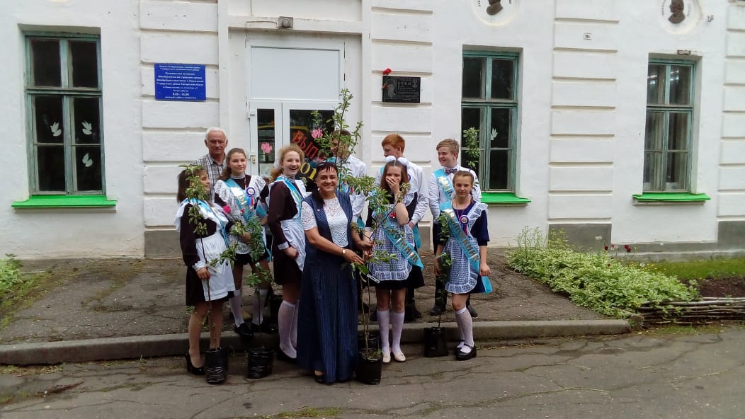 Ольга Борисова поздравила выпускников школы поселка Новосельский с окончанием учебного года 