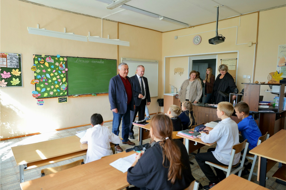В ходе рабочего визита в Батецкий округ Юрий Бобрышев посетил две школы