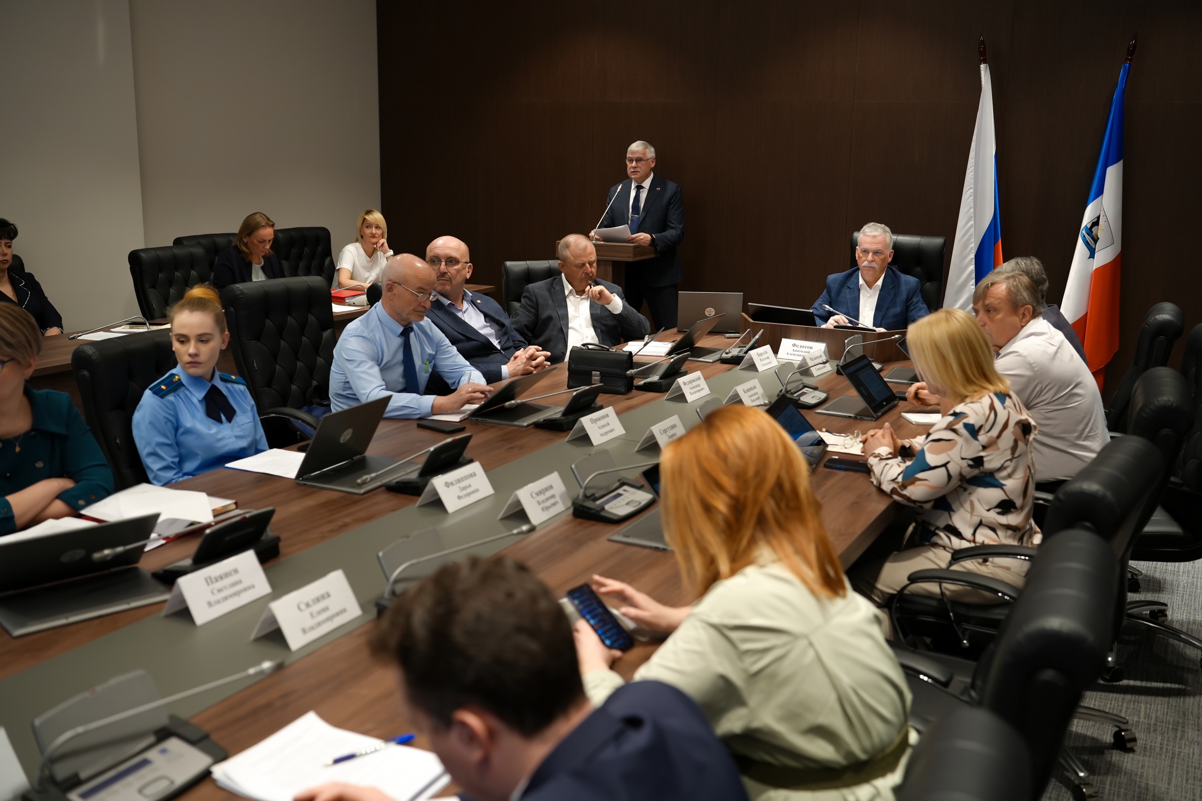 Профильные комитеты Новгородской областной Думы продолжают работать над законопроектами, включенными в повестку завтрашнего заседания регионального парламента