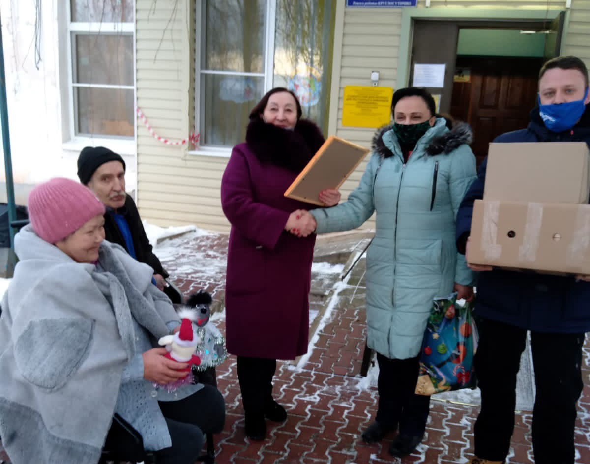 Ольга Борисова и Роман Нисанов поздравили и вручили подарки для проживающих в  доме-интернате "Приильменье"