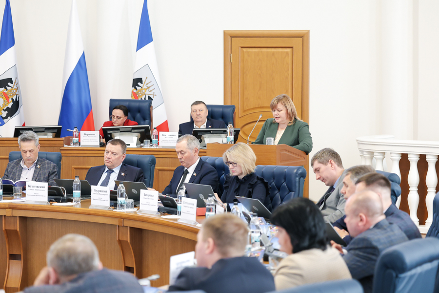 Елена Юдина представила депутатам отчет о деятельности Счетной палаты Новгородской области