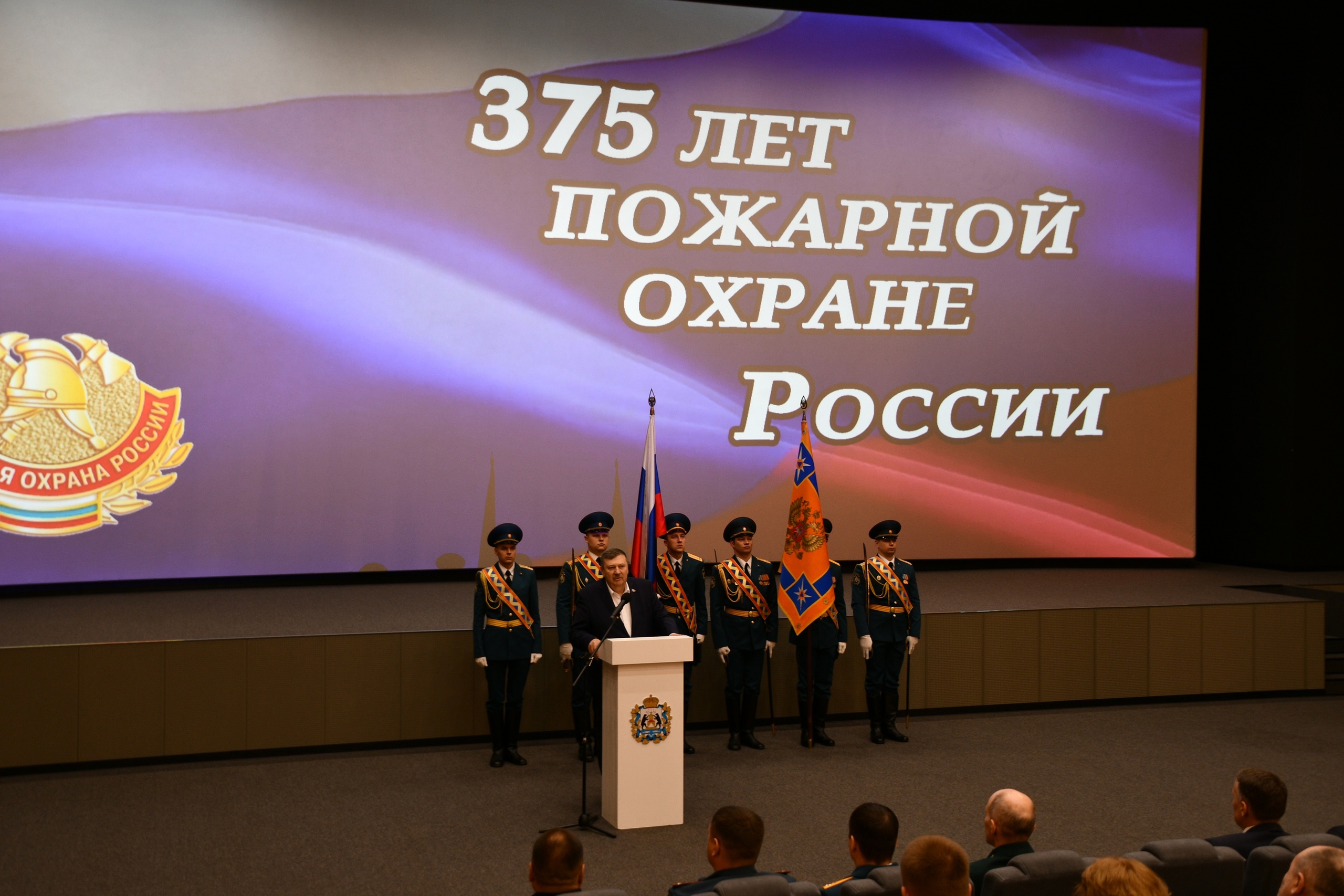 В преддверии профессионального праздника новгородских пожарных отметили региональными наградами