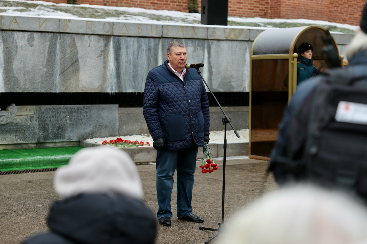 Новгородцы почтили память павших воинов в День Неизвестного Солдата