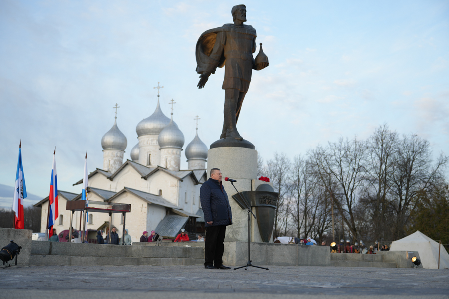 В день воинской славы России на набережной Великого Новгорода прошёл театрализованный митинг