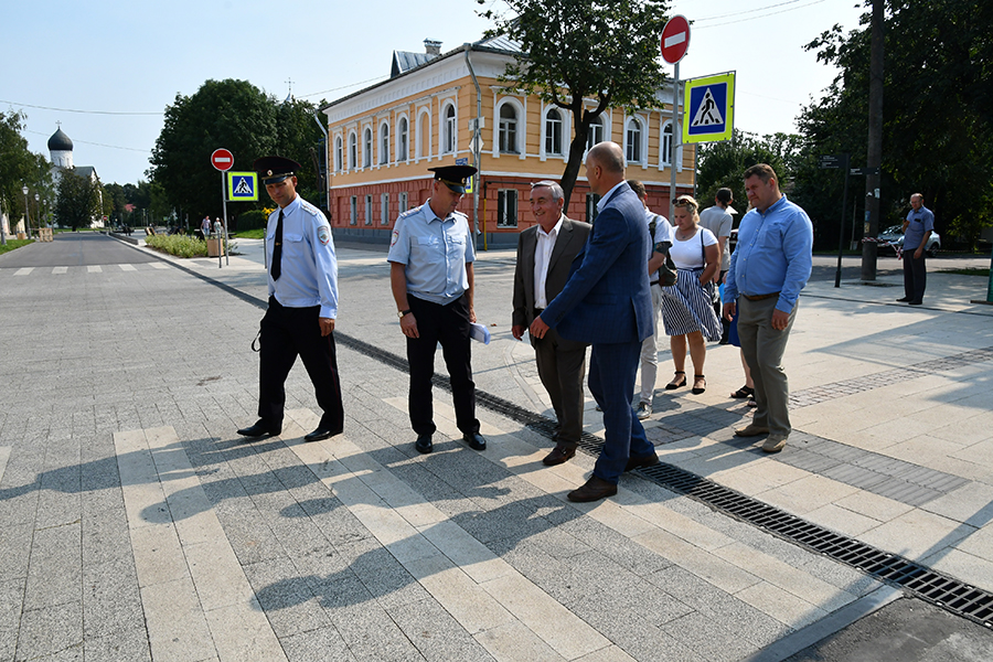 В Новгородской области стартовал мониторинг безопасности пешеходных переходов возле школ, детских садов и других социально значимых объектов