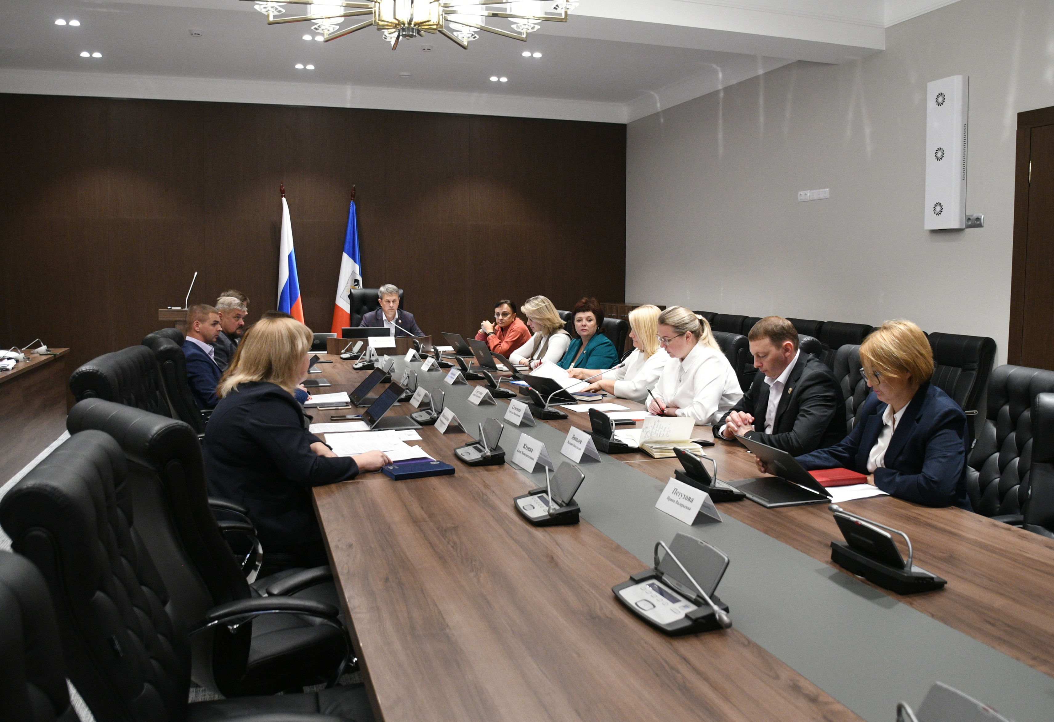 В преддверии заседания Новгородской областной Думы продолжаются заседания парламентских комитетов