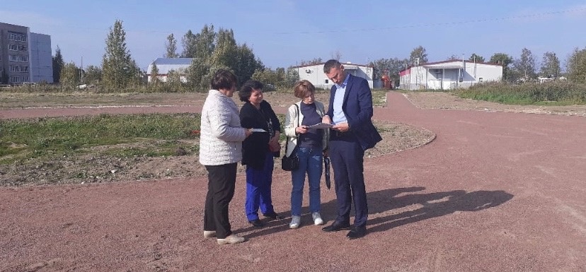 Татьяна Шишляникова приняла участие в приёмке работ второго этапа благоустройства общественной территории сквера «Центр притяжения» в Чудово