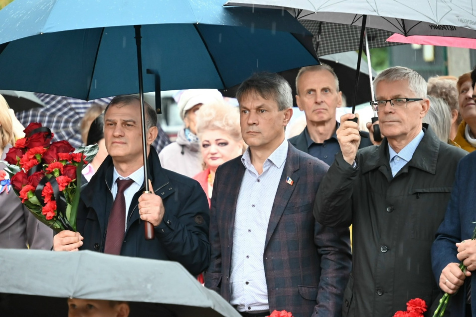 В деревне Подберезье Новгородского округа торжественно открыли мемориал в честь защитников России — от героев Великой Отечественной до бойцов СВО