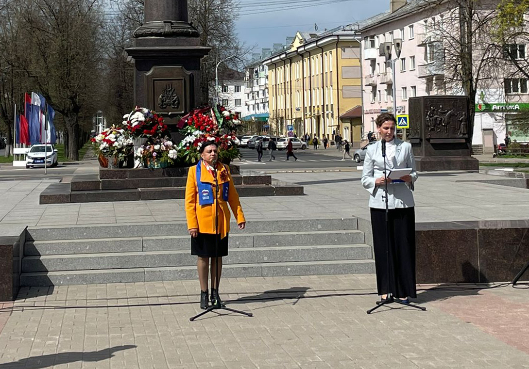 У стелы "Город воинской славы" в Великом Новгороде прошёл митинг