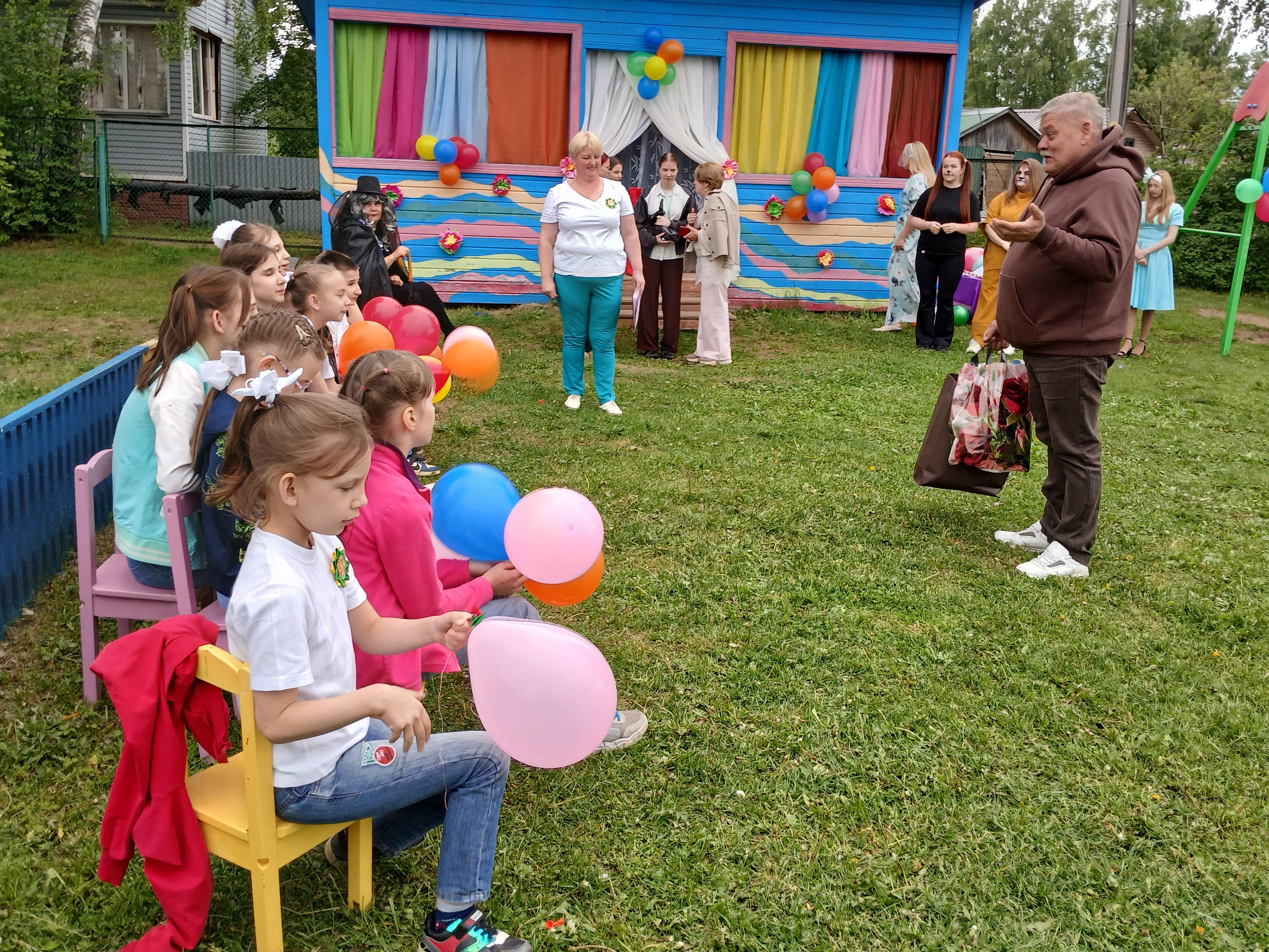 Сергей Тихомиров вручил подарки воспитанникам социального приюта для детей и подростков в Пестове