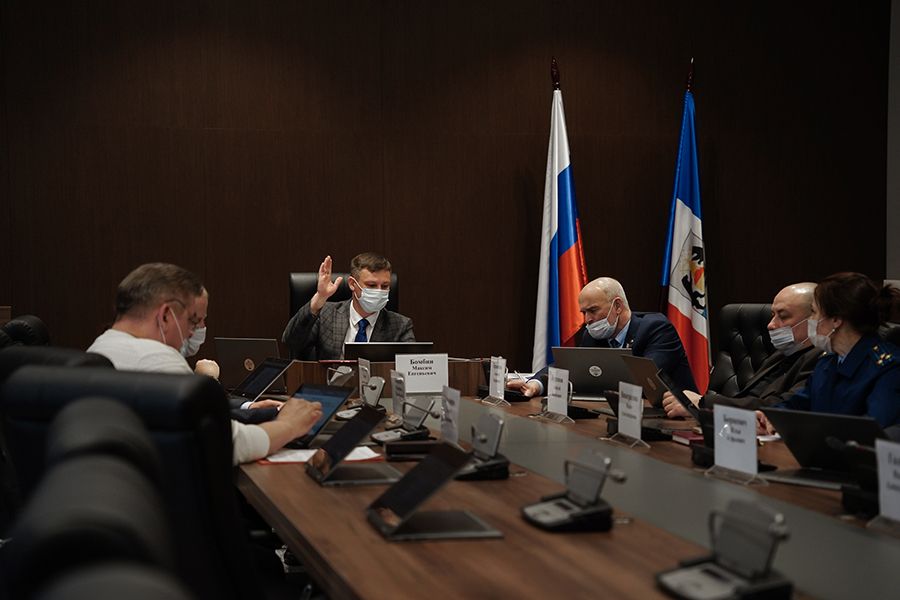 Максим Бомбин провел заседание комитета Новгородской областной Думы по законодательству и местному самоуправлению. 