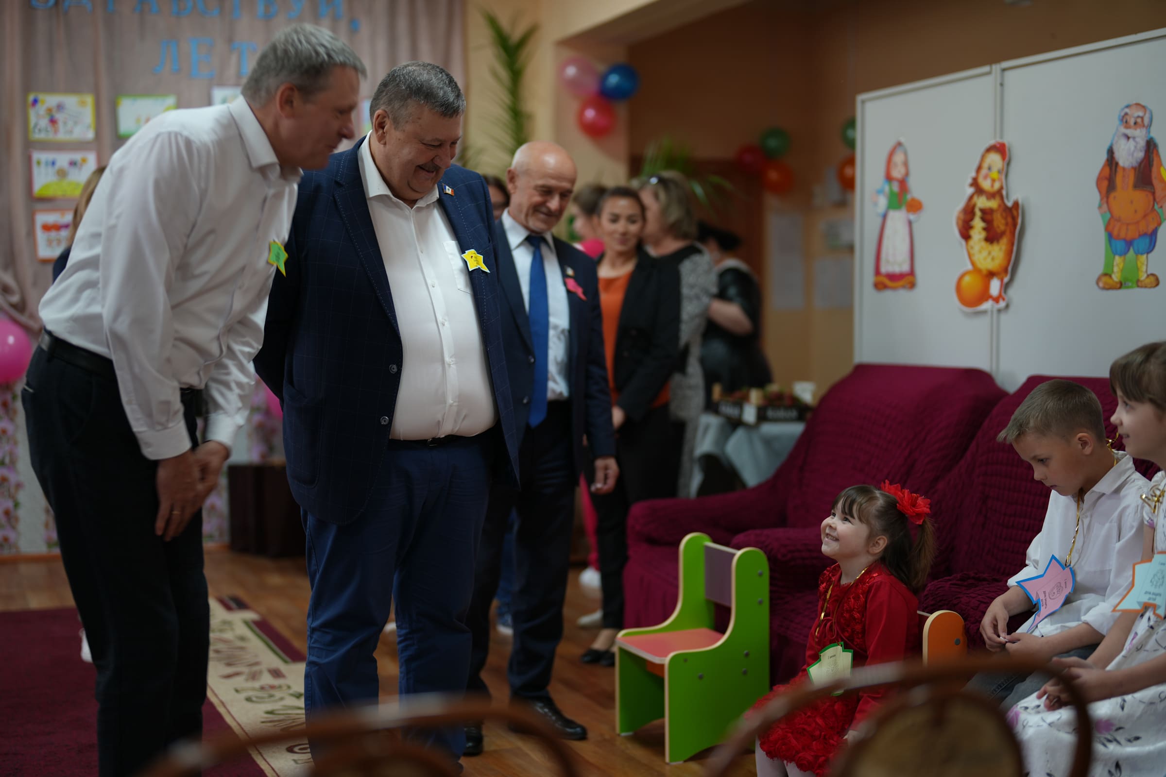 В День защиты детей депутаты регионального парламента навестили воспитанников подшефного детского социального приюта «Надежда»