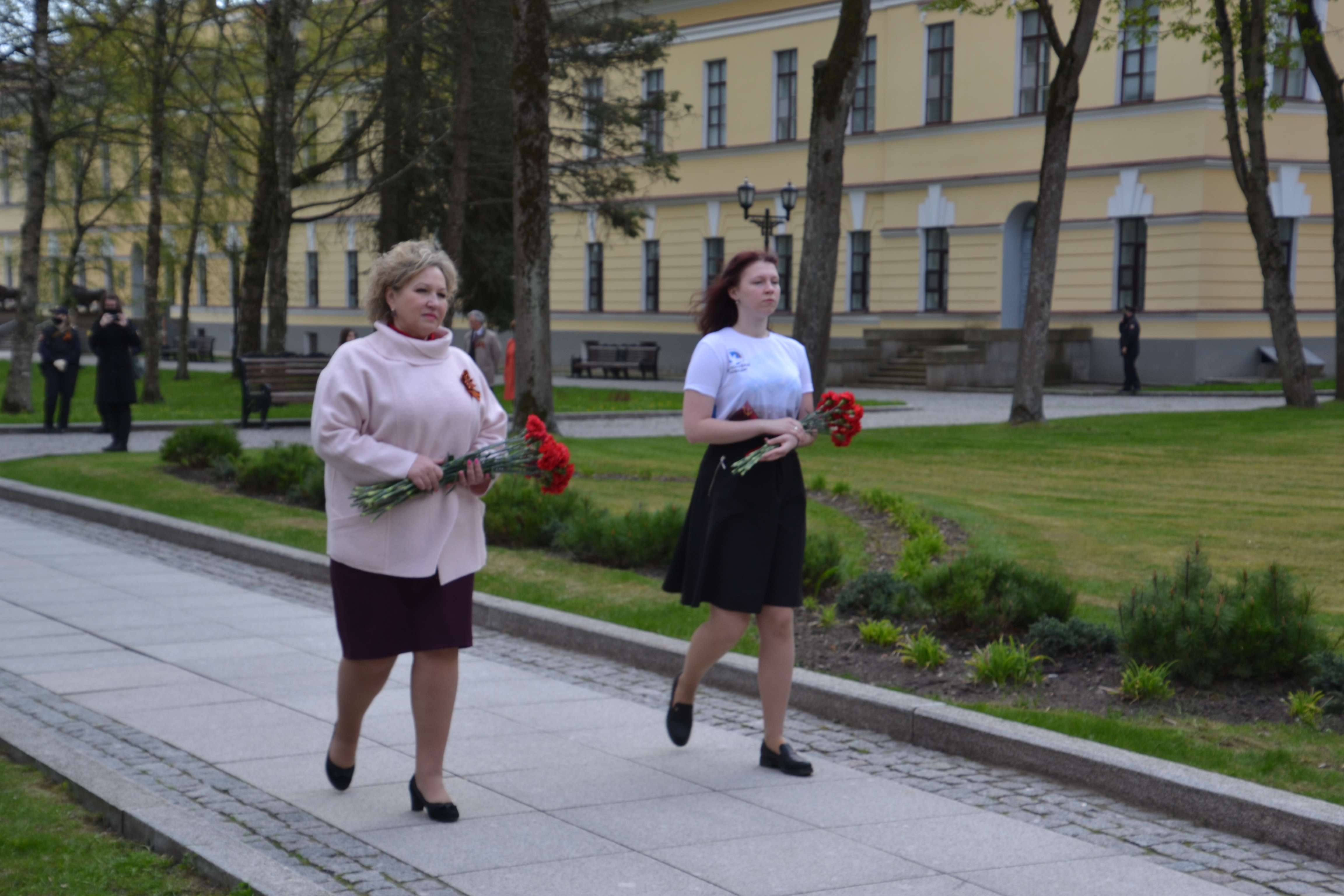 Елена Писарева возложила цветы к мемориалу «Вечный огонь славы»