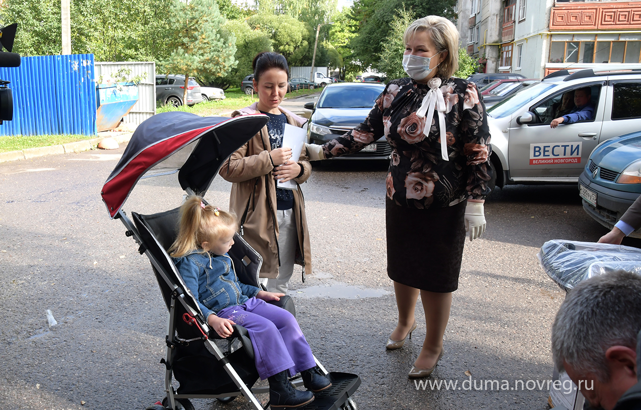 Елена Писарева выполнила обещание, данное новгородке, и подарила реабилитационную коляску для ее дочери