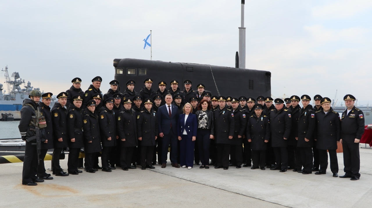 Лариса Сергухина приняла участие в торжественном построении экипажа по случаю 10-летия со дня спуска на воду боевого корабля