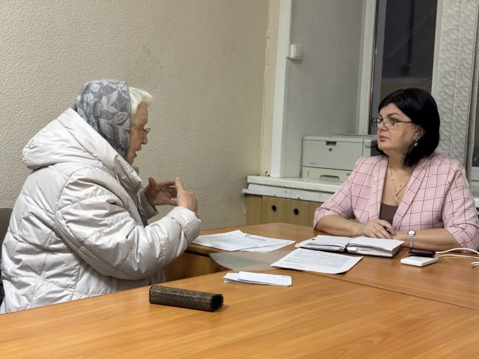 Депутат Новгородской областной Думы Лариса Артемьева провела приём граждан в городе Боровичи