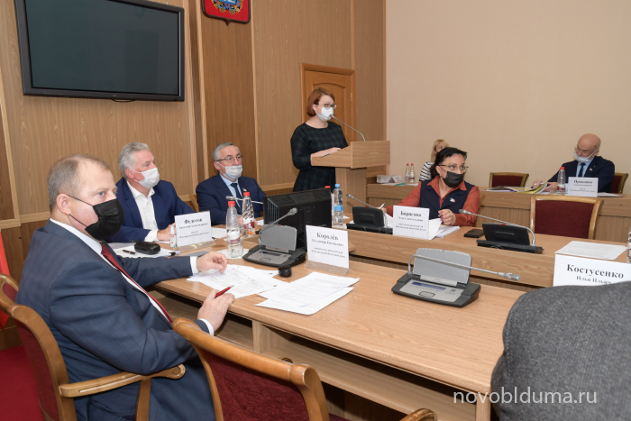 Депутаты рекомендовали региональному минздраву усилить работу по привлечению медиков на село