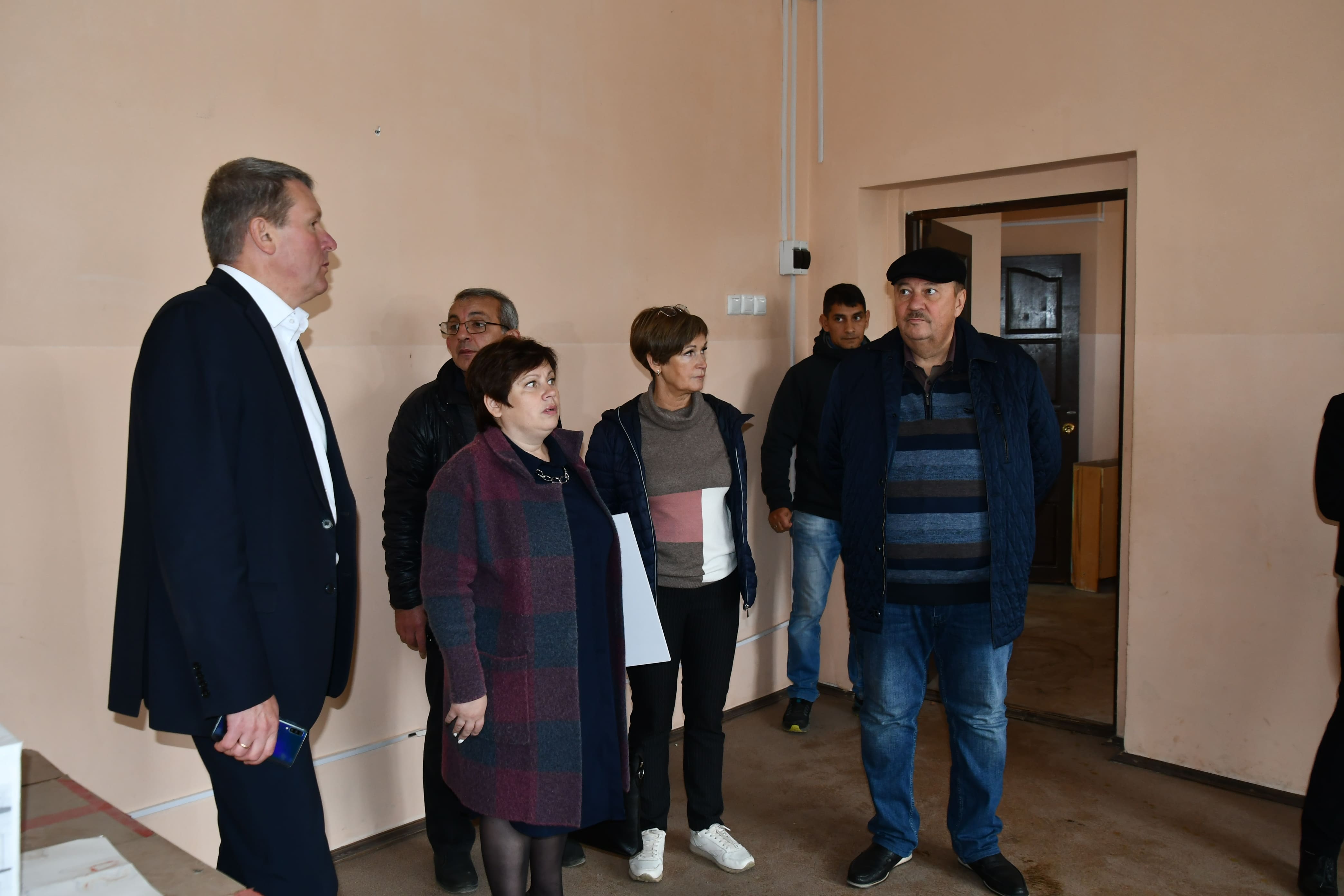 В ходе выездного заседания комитета Новгородской областной Думы по образованию, культуре и спорту депутаты посетили школу №2 г. Валдай