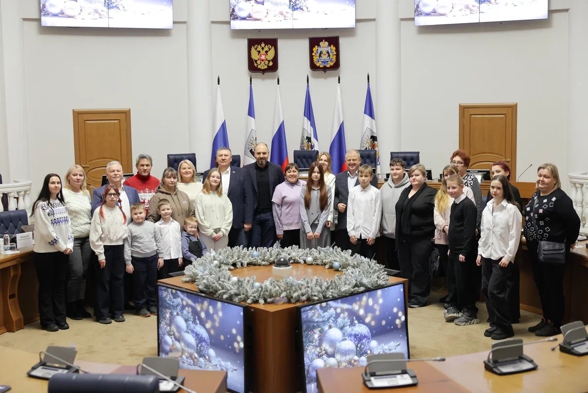 Продолжая добрую предновогоднюю традицию, Новгородская областная Дума пригласила юных жителей региона в гости