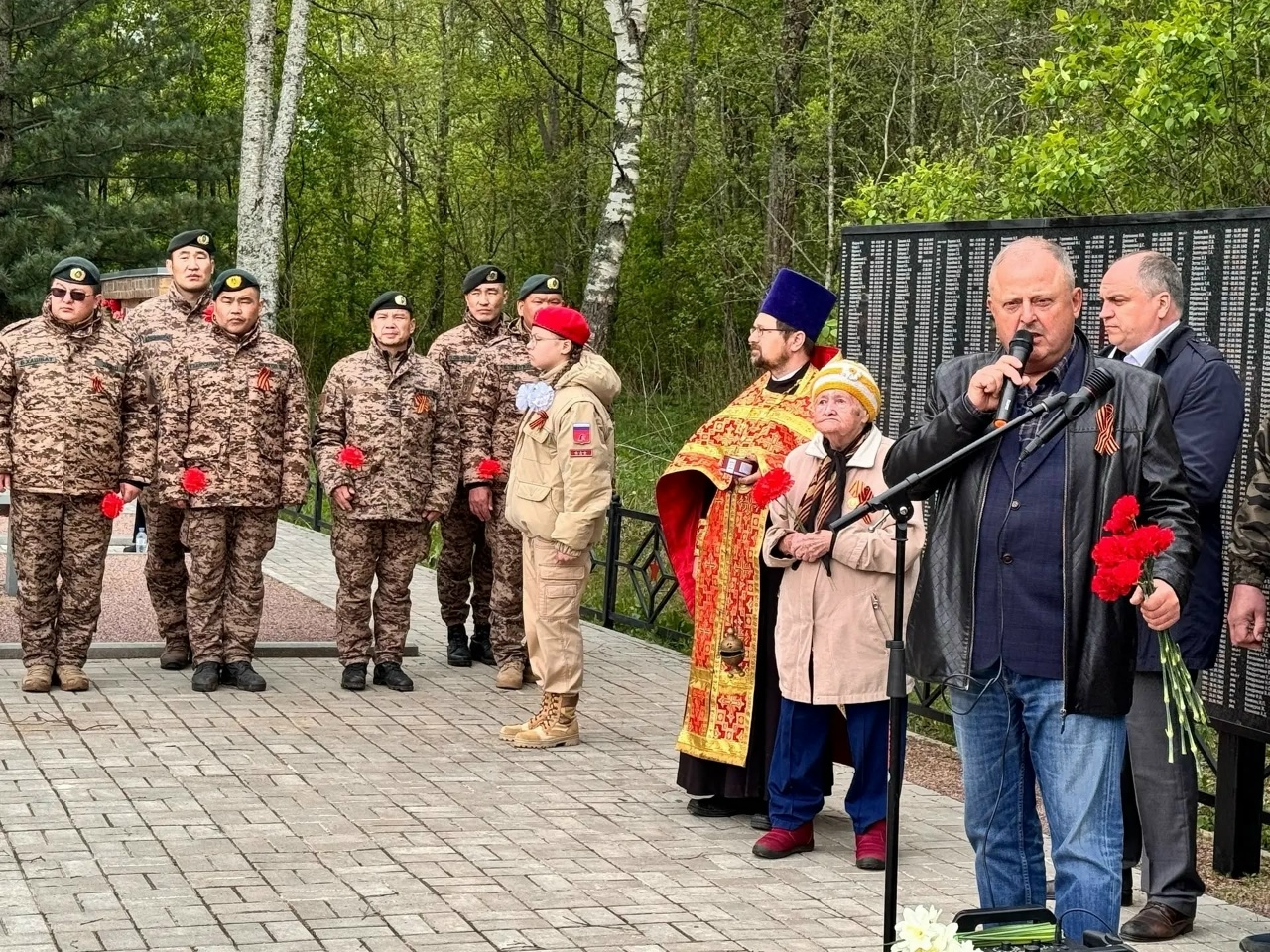 В Новгородской области прошли церемонии захоронения останков советских воинов, найденных поисковиками