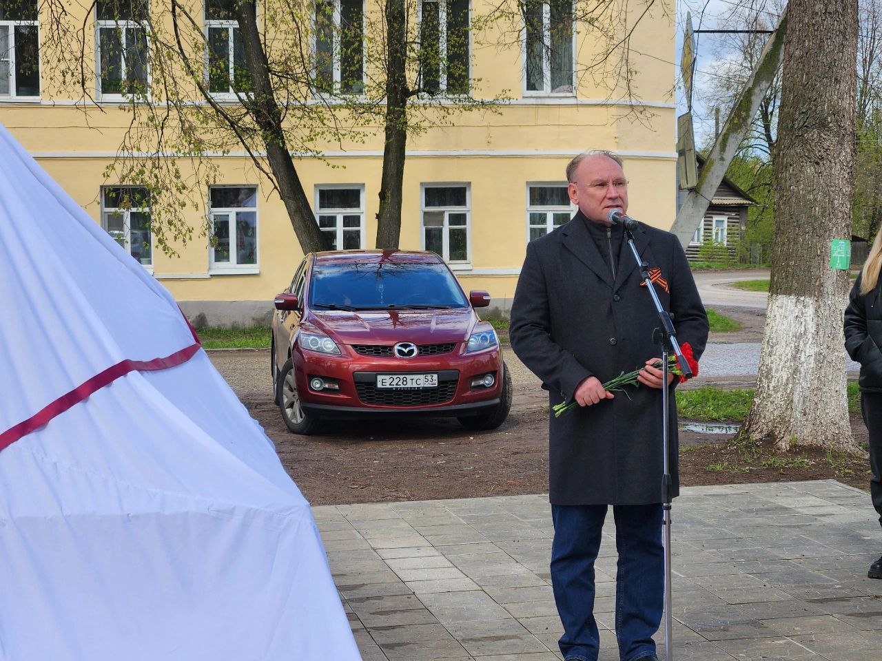 В Боровичах открыли памятник «Детям войны»
