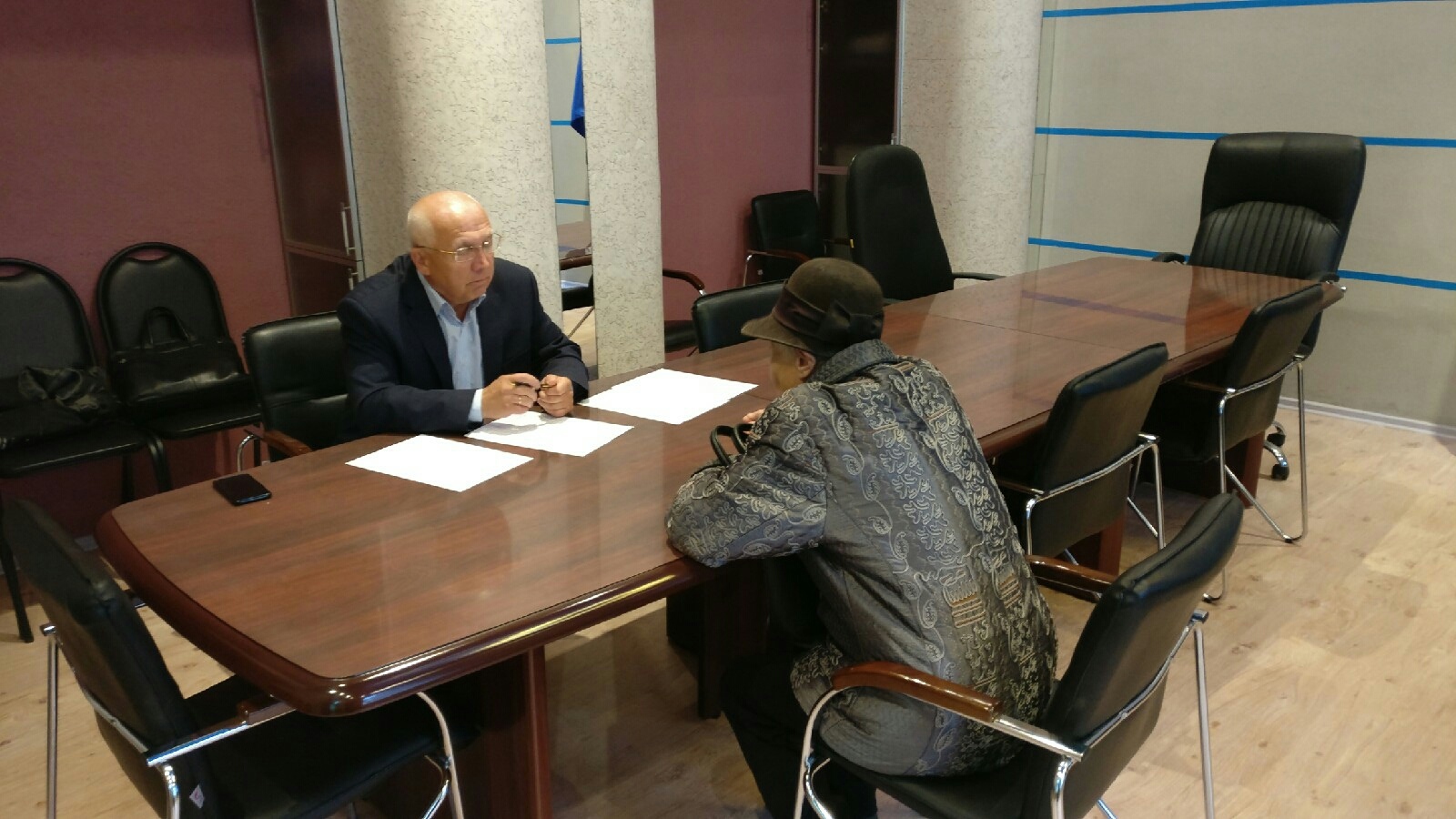 Пять обращений поступило депутату Сергею Хвостикову во время приема граждан