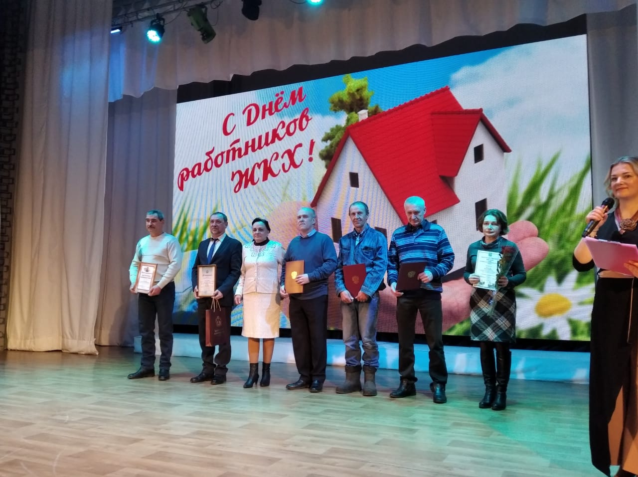 Работники ЖКХ продолжают получать поздравления с профессиональным праздником