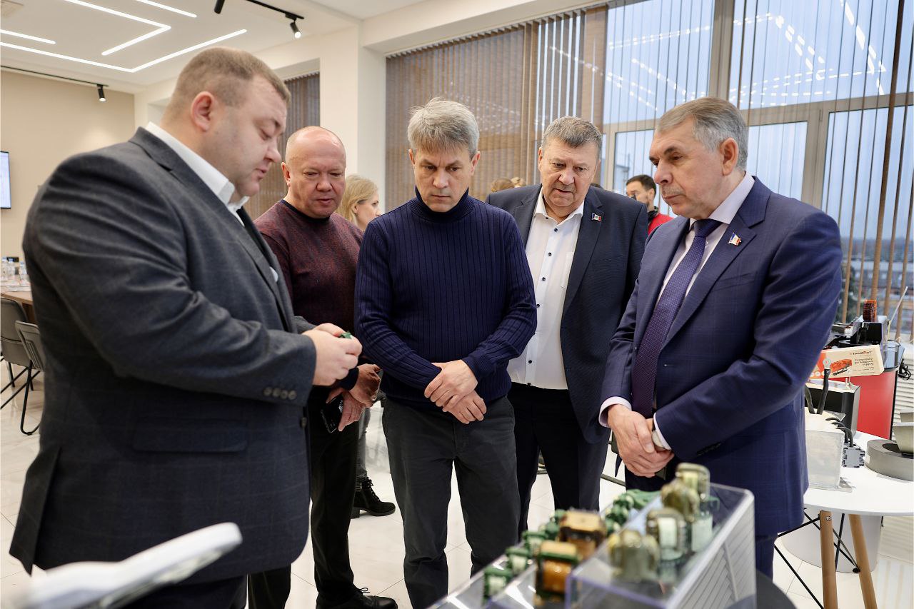 Депутаты ознакомились с работой предприятия «Трансвит» и прилегающим технопарком