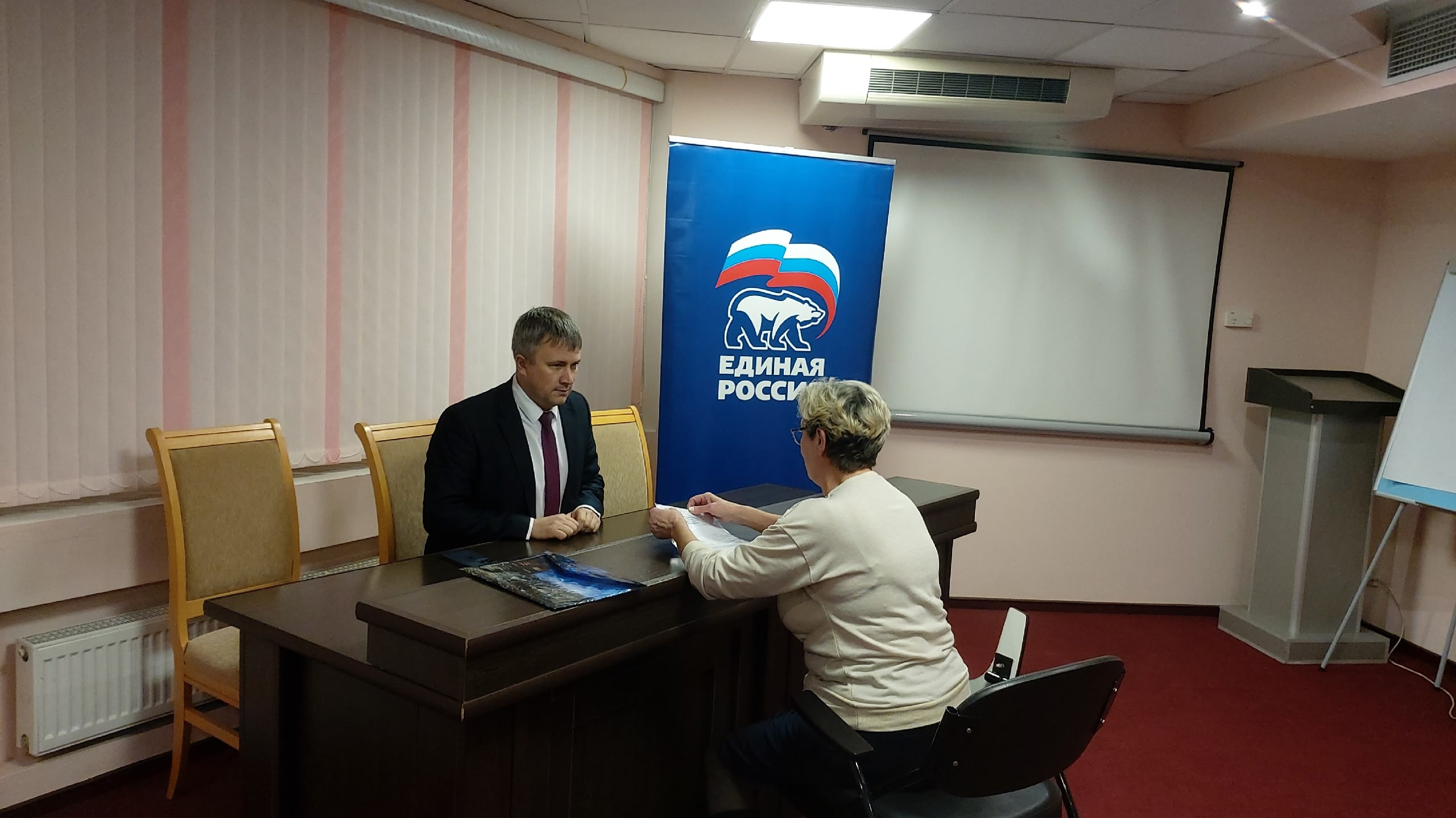 Олег Стрыгин провел личный прием граждан в Боровичском районе