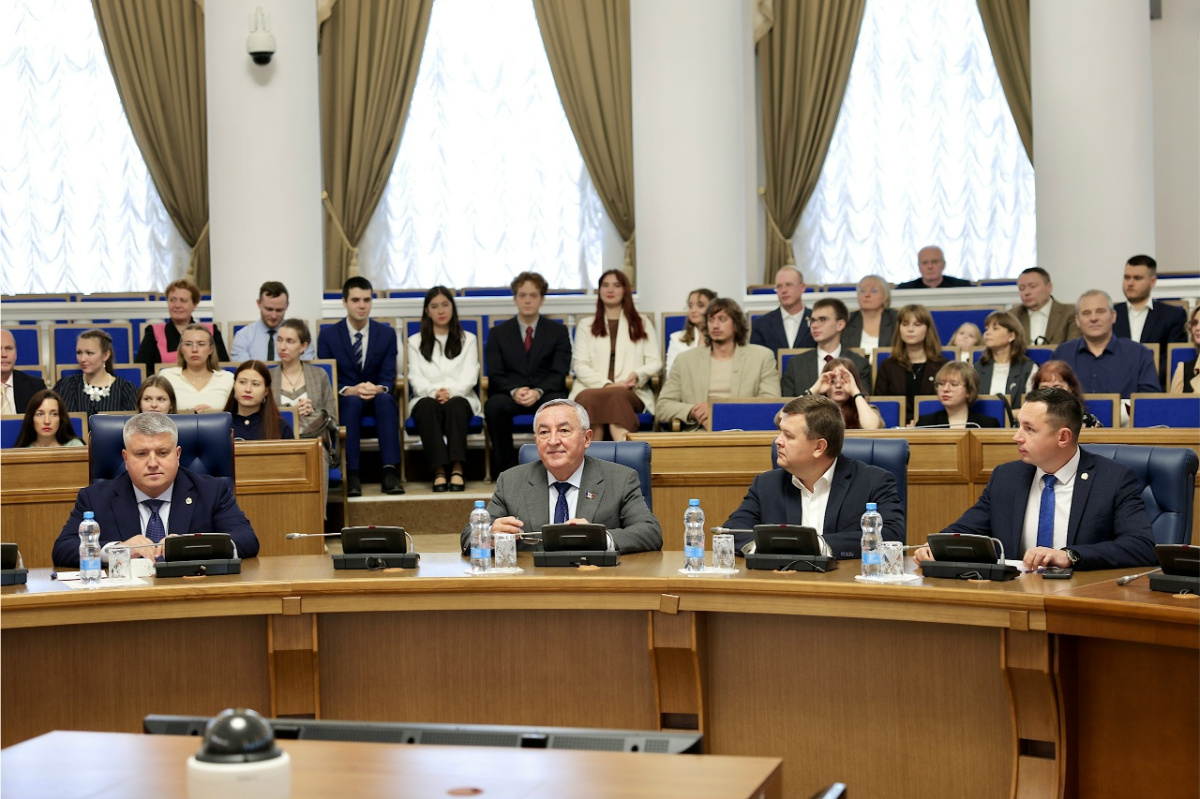 Юрий Бобрышев наградил лауреатов стипендии «Господин Великий Новгород» - стипендии Губернатора Новгородской области