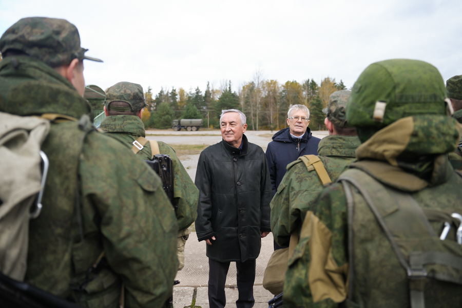 Юрий Бобрышев посетил воинскую часть, где проходят подготовку мобилизованные жители Новгородской области, и передал им комплекты с дополнительным снаряжением