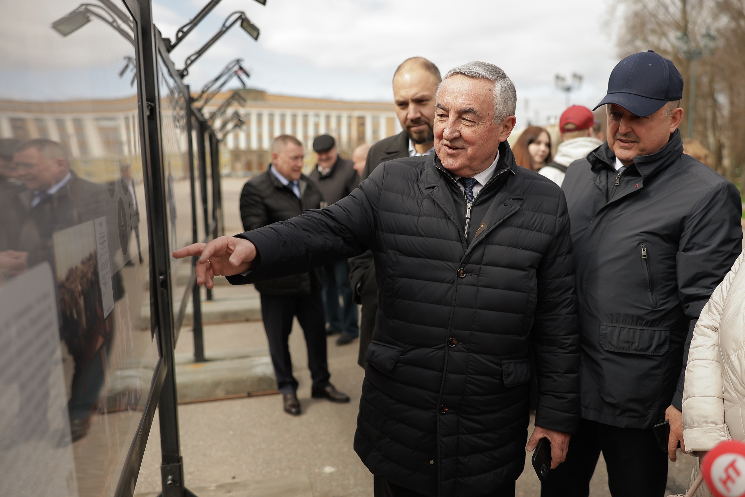 Перед входом в Кремль со стороны площади Победы-Софийской открылась  выставка, посвященная 30-летию Новгородской областной