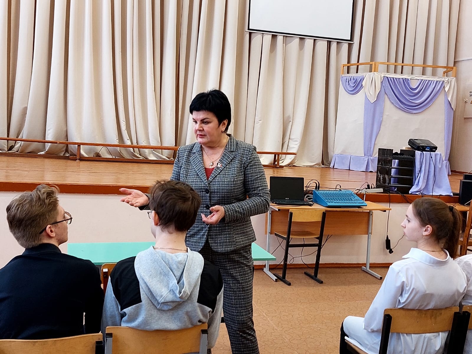Лариса Артемьева рассказала боровичским школьникам о педагогической профессии