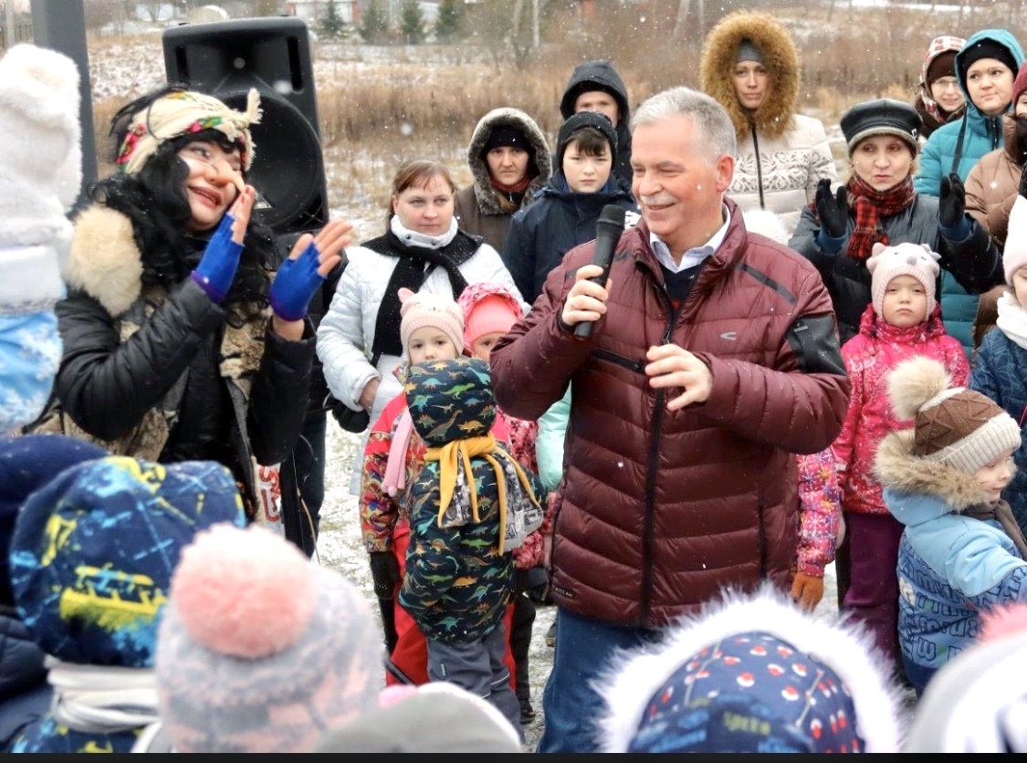 Анатолий Федотов помог организовать детский праздник в Западном районе Великого Новгорода.