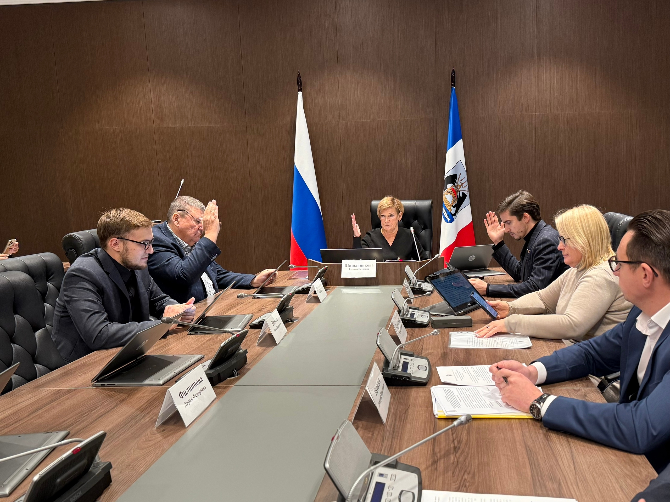 В преддверии заседания Новгородской областной Думы профильные парламентские комитеты продолжают прорабатывать повестку дня