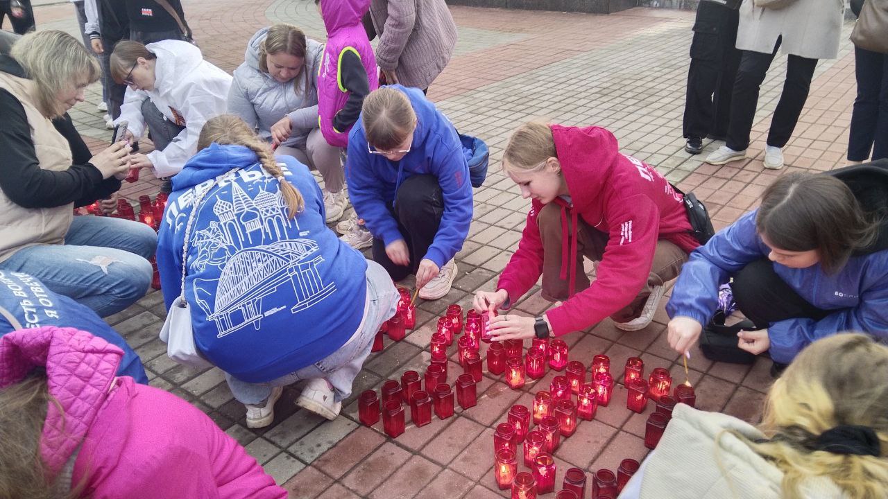 Накануне Дня памяти и скорби в Старой Руссе из сотен зажженных свечей сложились огненные картины