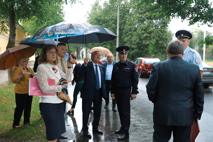 Депутатский корпус Новгородской областной Думы подключился к мониторингу безопасности пешеходных переходов возле новгородских школ