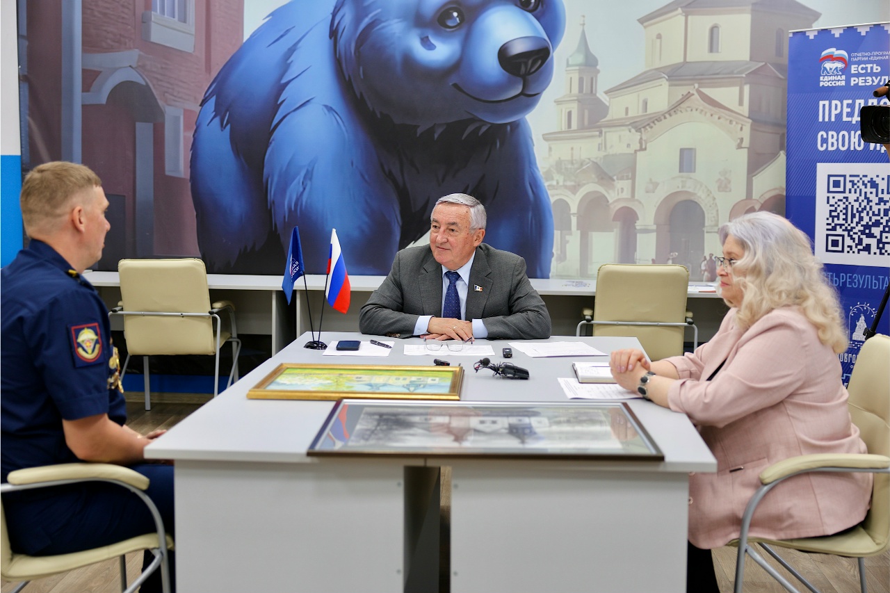 Председатель Новгородской областной Думы, руководитель региональной общественной приёмной «Единой России» Юрий Бобрышев провёл приём граждан