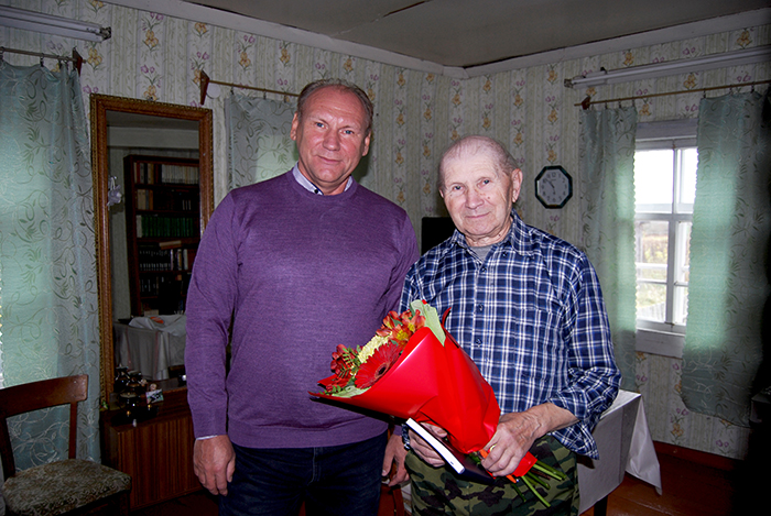 Юрий Саламонов поздравил народного учителя Валентина Иванова