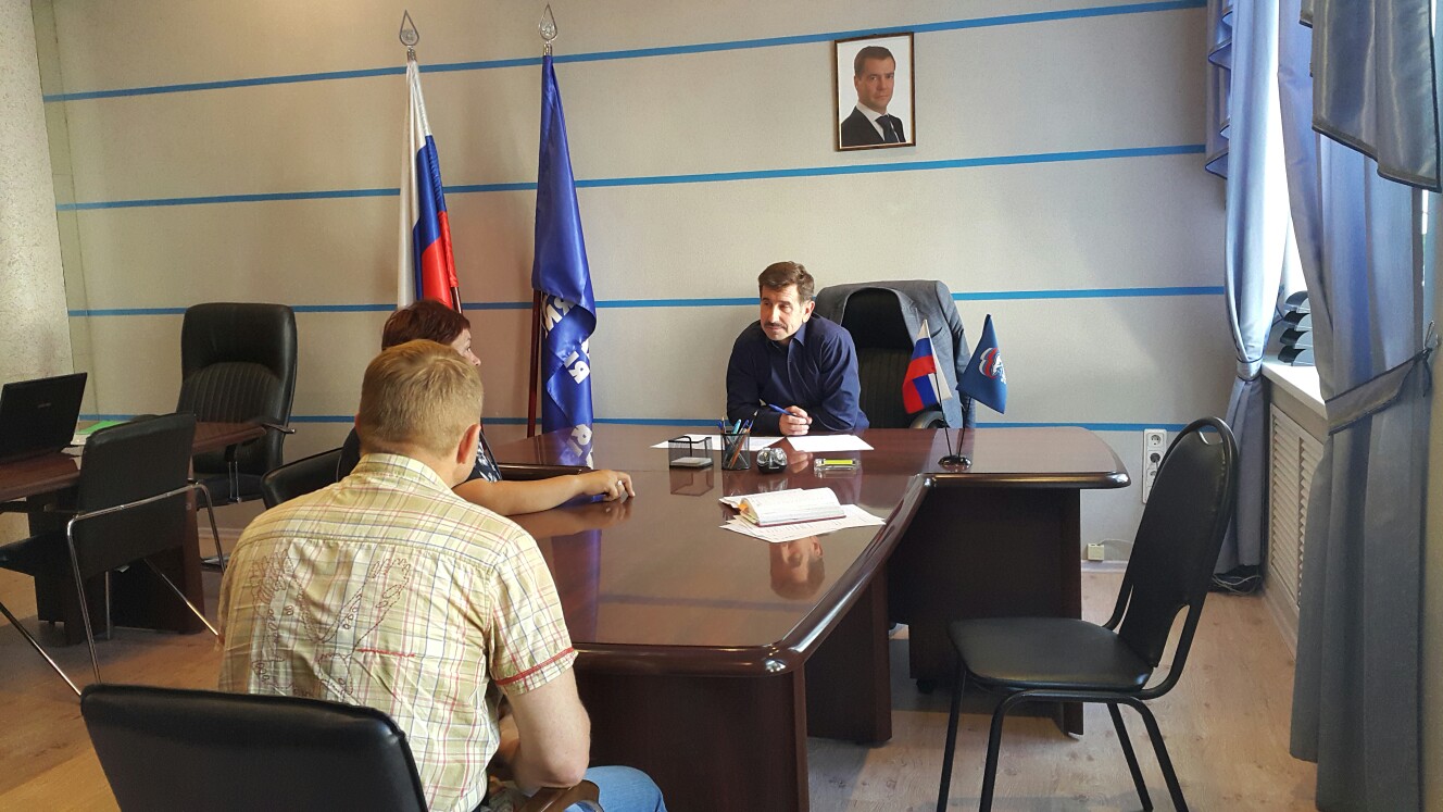 Депутат Михаил Галахов провел прием граждан