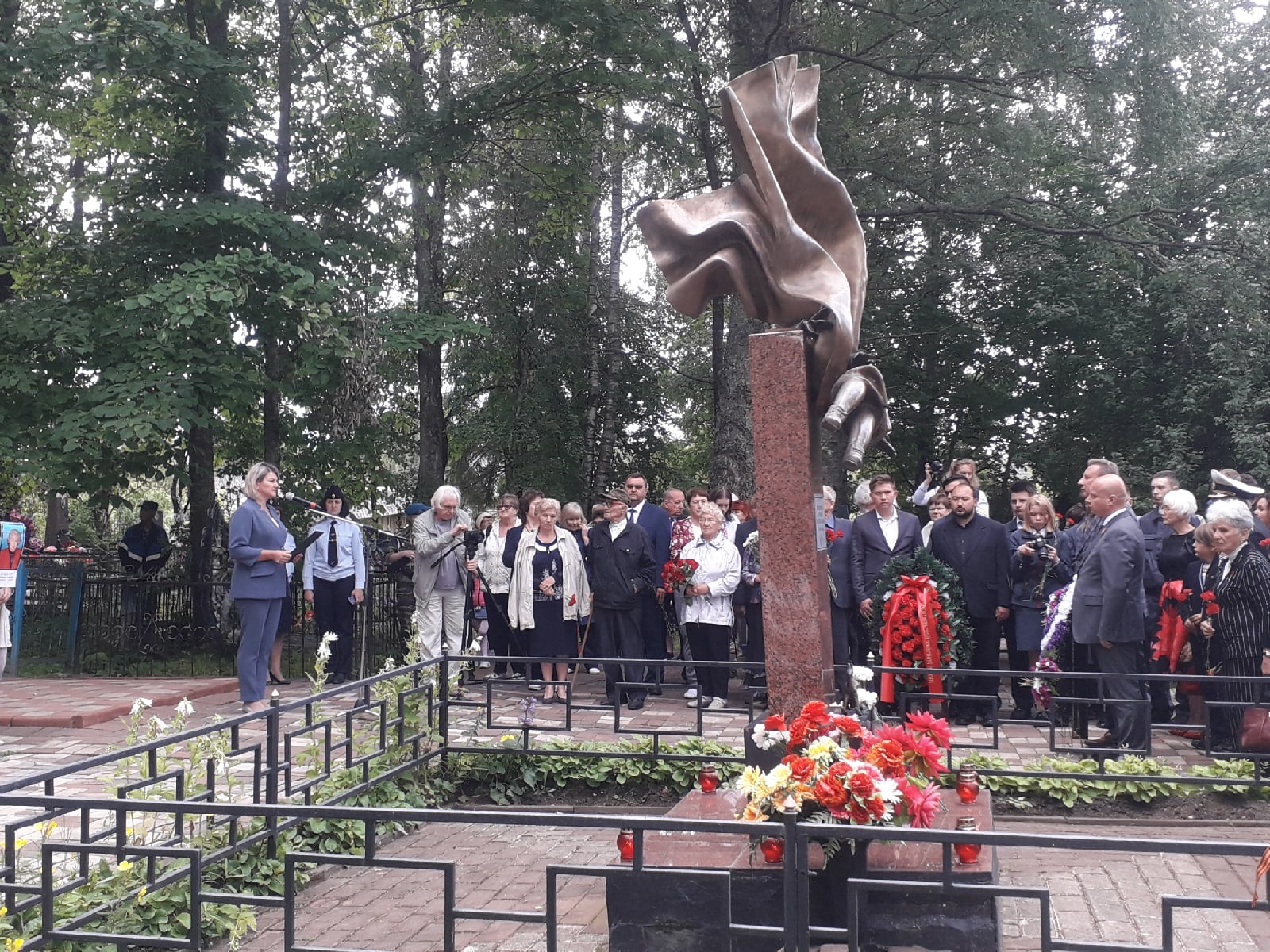 Анатолий Кудрицкий принял участие в памятном траурном мероприятии у памятника погибшим ленинградским детям в поселке Лычково Демянского района