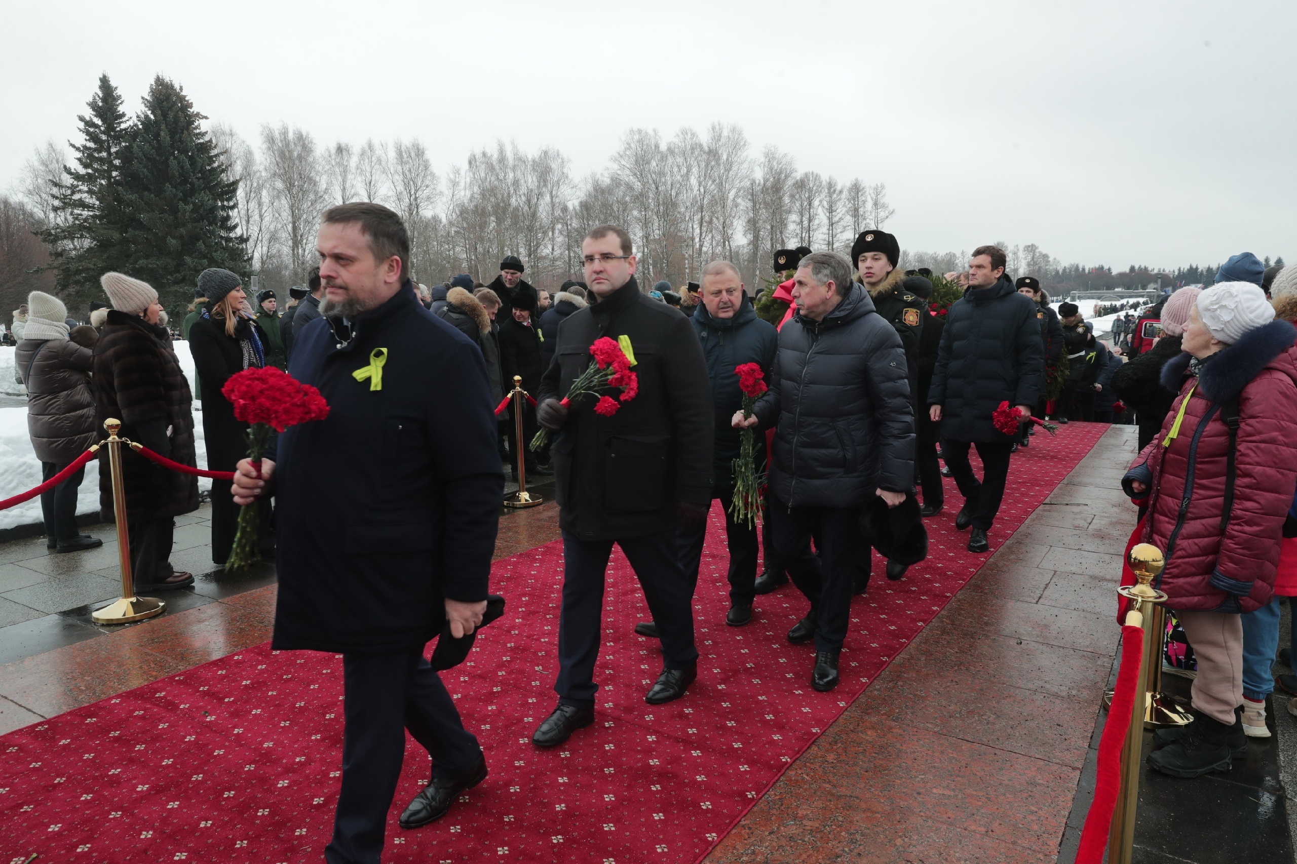Жители Санкт-Петербурга и всей страны отмечают важную дату - 80-ю годовщину полного освобождения Ленинграда от фашистской блокады