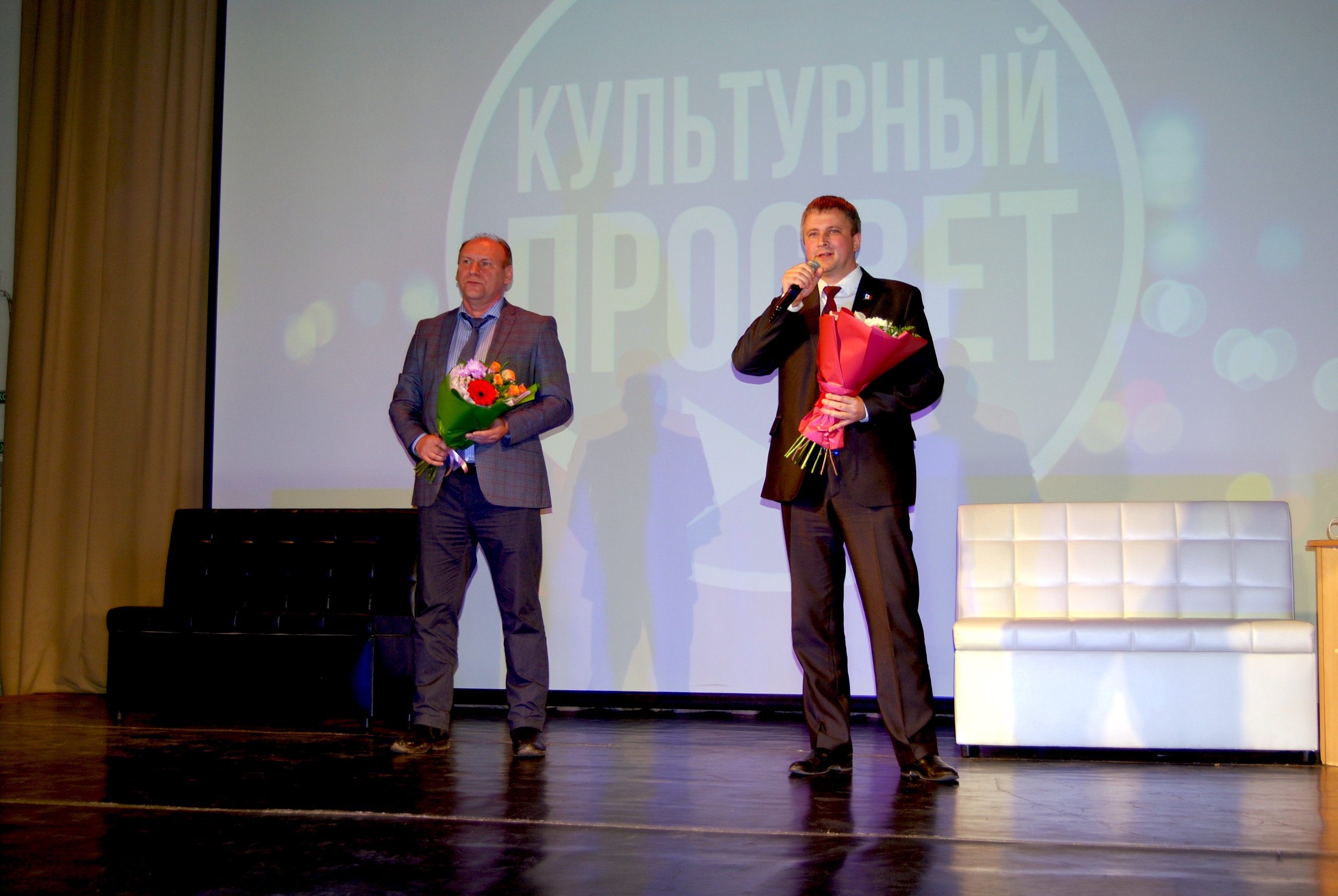 Юрий Саламонов и Олег Стрыгин поздравили работников культуры